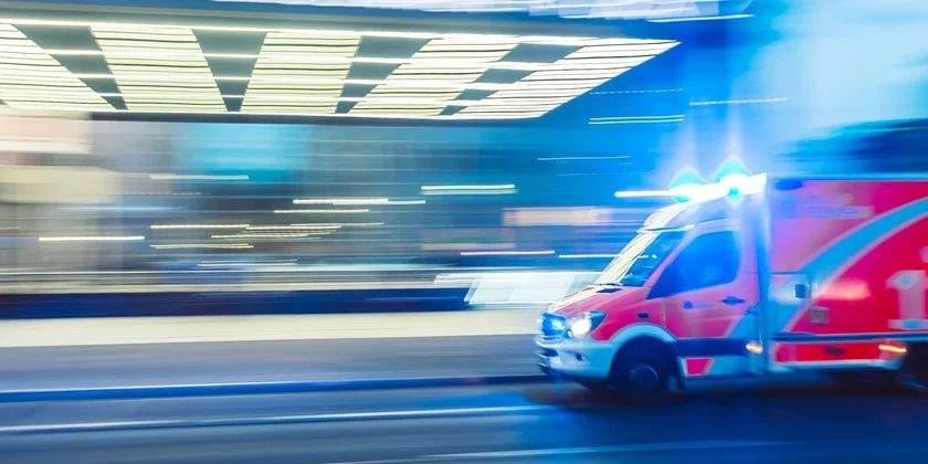 Təcili yardım maşının çuxura düşməsi ölən qadını diriltdi Təcili yardım maşının çuxura düşməsi ölən qadını diriltdi