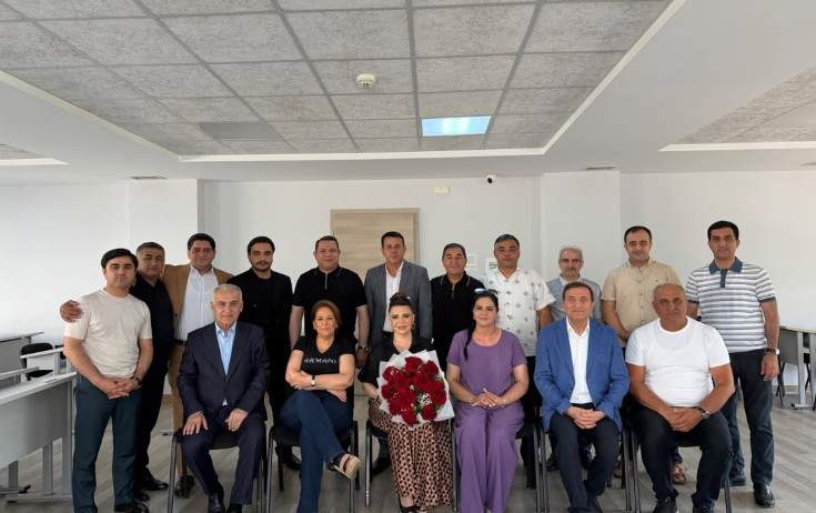 Sənət dostlarından Nəzakət Teymurovaya ad günü sürprizi - Video Sənət dostlarından Nəzakət Teymurovaya ad günü sürprizi - Video