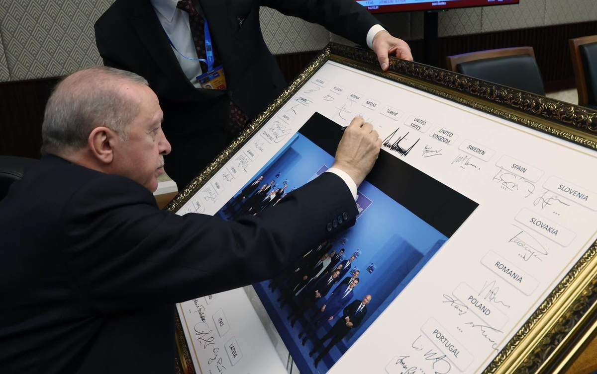 NATO sammitində mühüm detal: Bütün diqqətlər bu imzaya yönəldi NATO sammitində mühüm detal: Bütün diqqətlər bu imzaya yönəldi