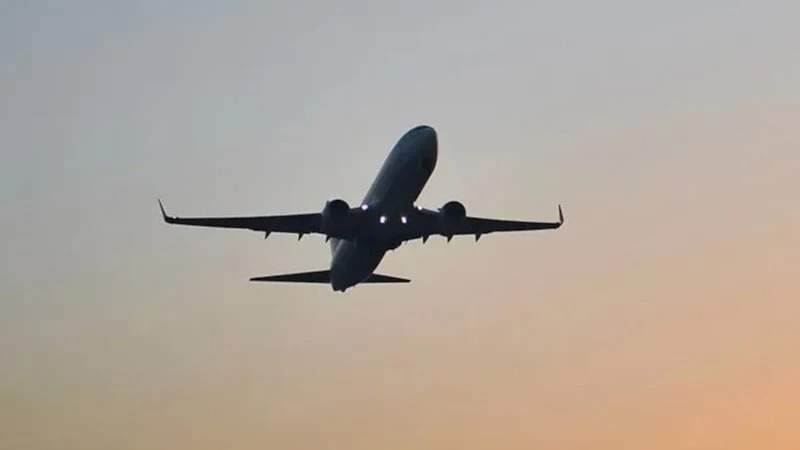 Pilot təyyarə ilə səmaya “Darıxdım” yazdı Pilot təyyarə ilə səmaya “Darıxdım” yazdı