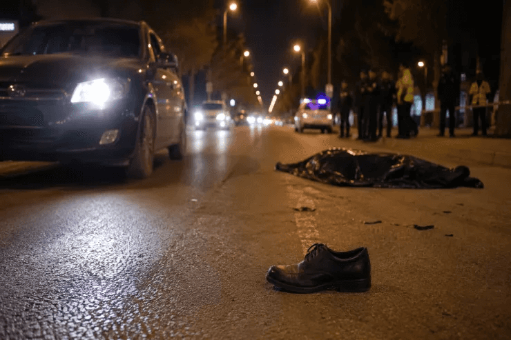 Gəncədə qadın boşanmaq üstündə ərini maşınla vurdu Gəncədə qadın boşanmaq üstündə ərini maşınla vurdu