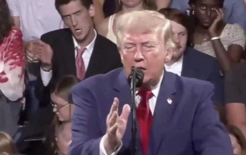Donald Trampı təqlid edən gənc sosial şəbəkələrdə gündəm oldu Donald Trampı təqlid edən gənc sosial şəbəkələrdə gündəm oldu