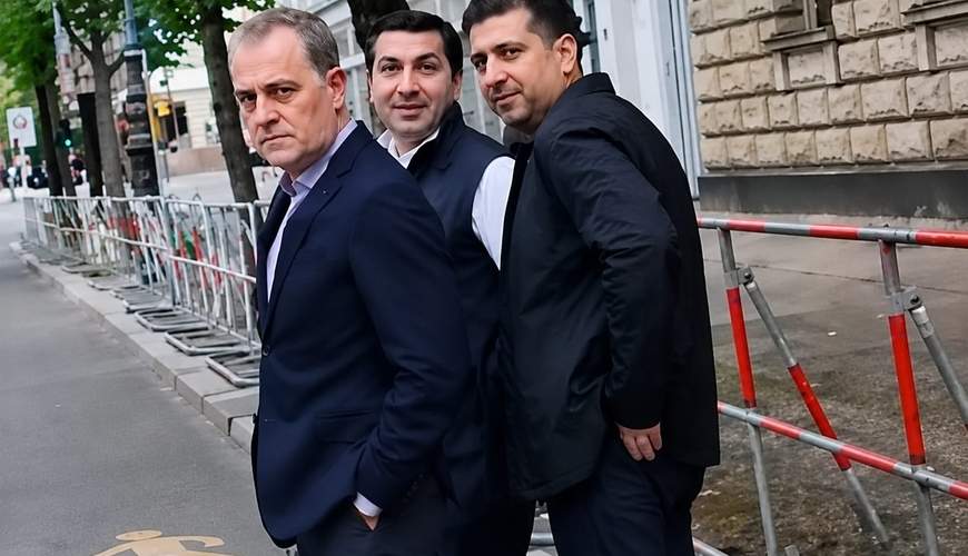 Ceyhun Bayramov və Hikmət Hacıyev təxribatçı suallara belə cavab verdi — VİDEO Ceyhun Bayramov və Hikmət Hacıyev təxribatçı suallara belə cavab verdi — VİDEO