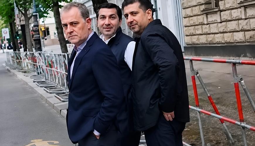 Ceyhun Bayramov və Hikmət Hacıyev təxribatçı suallara belə cavab verdi — VİDEO Ceyhun Bayramov və Hikmət Hacıyev təxribatçı suallara belə cavab verdi — VİDEO