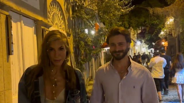 Çağla Şıkel özündən 13 yaş kiçik sevgilisi ilə görüntüləndi Çağla Şıkel özündən 13 yaş kiçik sevgilisi ilə görüntüləndi