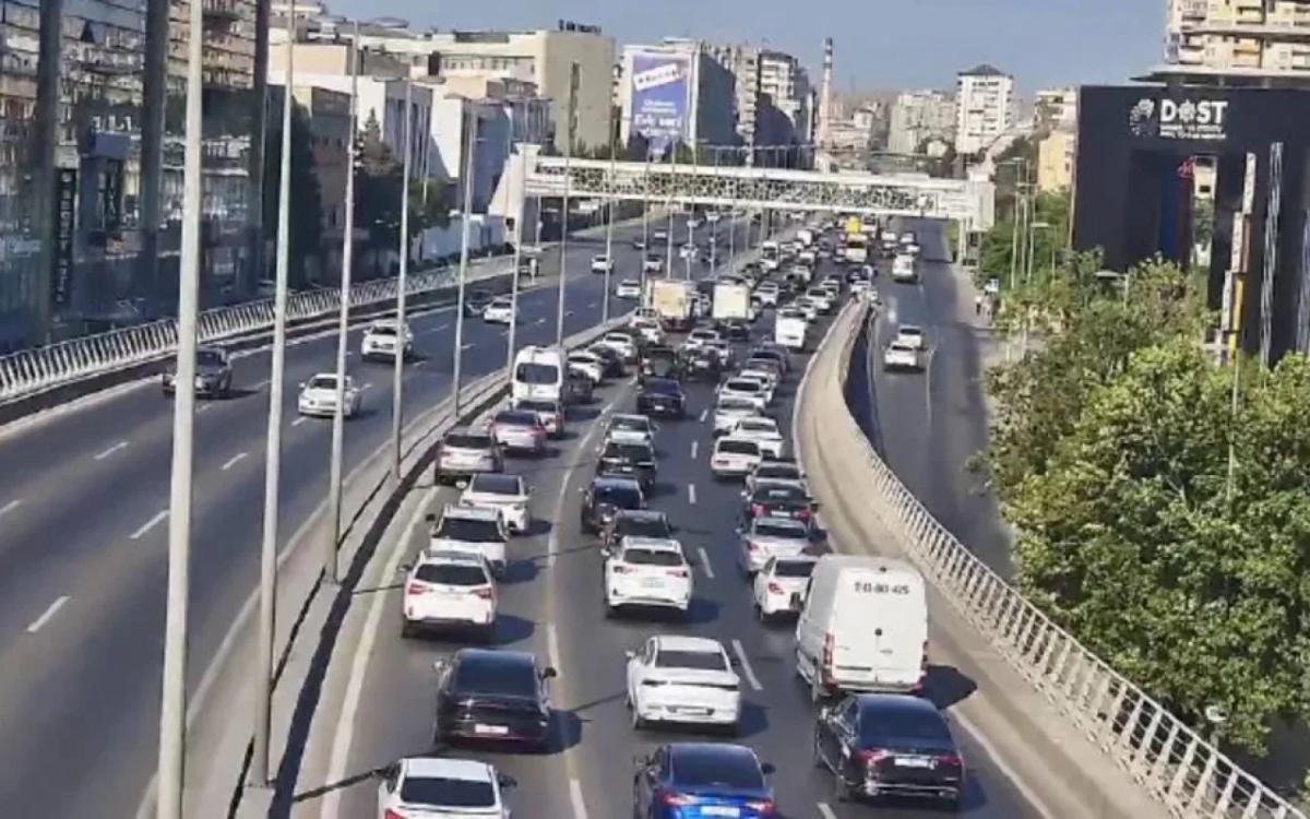 İki istiqamətdə tıxac var İki istiqamətdə tıxac var