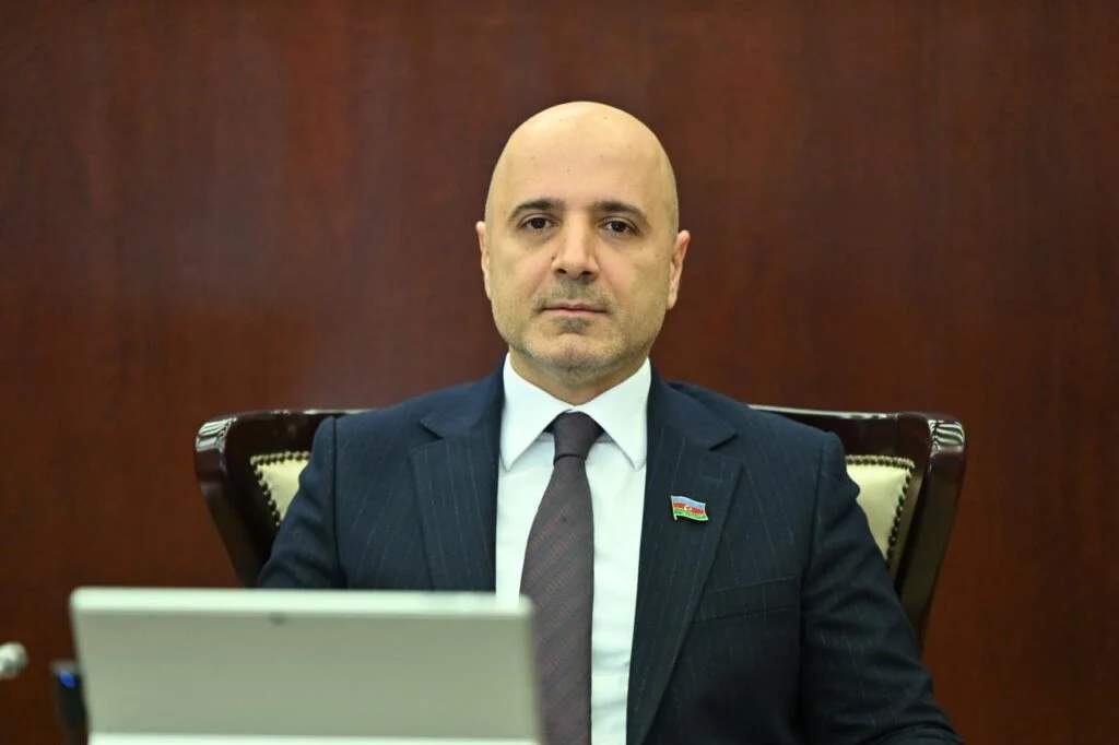 GÖYDƏNİZ QƏHRƏMANOV: “Ana dilimizin qorunması dövlət siyasətinin dəyişməz prioritetlərindən biridir” GÖYDƏNİZ QƏHRƏMANOV: “Ana dilimizin qorunması dövlət siyasətinin dəyişməz prioritetlərindən biridir”