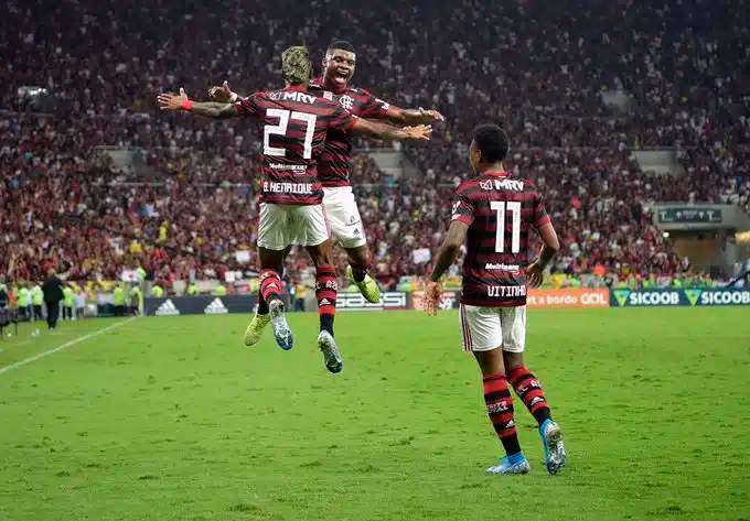 Futbolçu meydanda tutuquşunun "hücumuna" məruz qaldı - FOTO Futbolçu meydanda tutuquşunun "hücumuna" məruz qaldı - FOTO