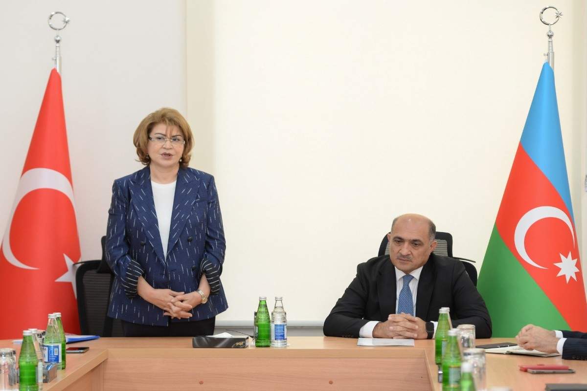 Türkiyə-Azərbaycan Universitetinin ilk rektoru kollektivə təqdim olundu - FOTO Türkiyə-Azərbaycan Universitetinin ilk rektoru kollektivə təqdim olundu - FOTO