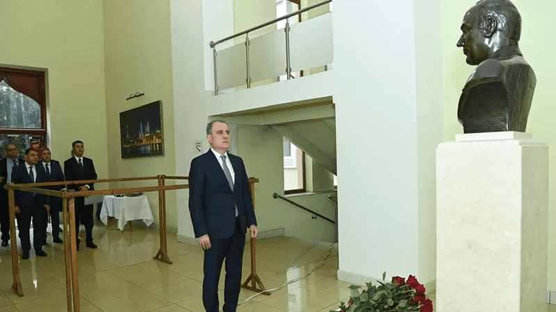 Ceyhun Bayramov Azərbaycanın Kiyevdəki səfirliyini ziyarət edib Ceyhun Bayramov Azərbaycanın Kiyevdəki səfirliyini ziyarət edib
