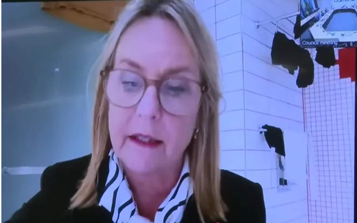 İclasa hamam otağından qatıldı, müzakirələrə səbəb oldu - VİDEO İclasa hamam otağından qatıldı, müzakirələrə səbəb oldu - VİDEO