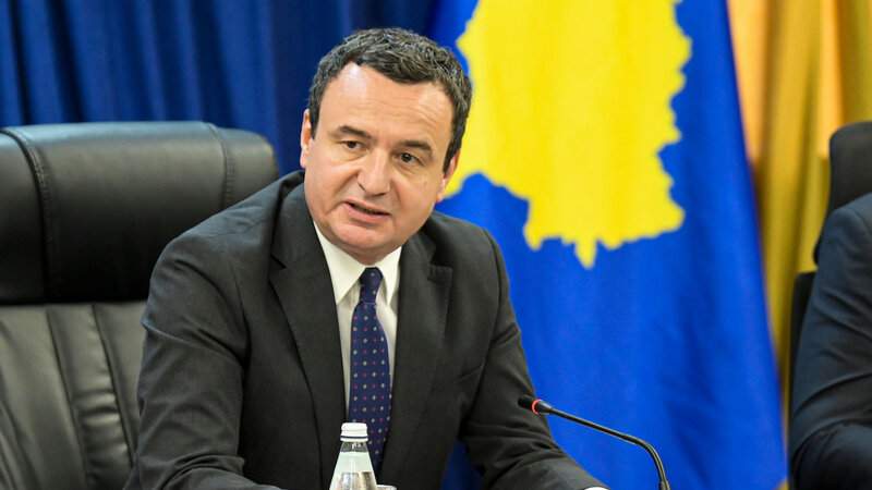 Kosovonun Baş naziri parlamentdə yumurta atəşinə tutuldu Kosovonun Baş naziri parlamentdə yumurta atəşinə tutuldu