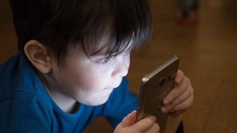Ekran asılılığına qarşı yeni telefon modeli təklif edildi Ekran asılılığına qarşı yeni telefon modeli təklif edildi