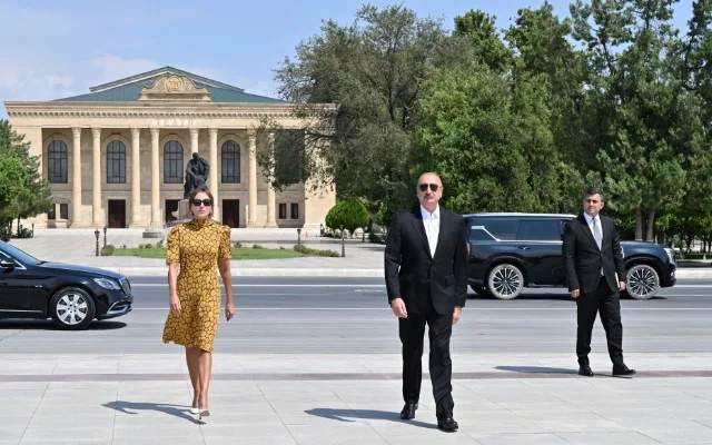 İlham Əliyev və Mehriban Əliyeva Ümummilli Liderin abidəsini ziyarət etdilər - FOTOLAR (VİDEO) İlham Əliyev və Mehriban Əliyeva Ümummilli Liderin abidəsini ziyarət etdilər - FOTOLAR (VİDEO)