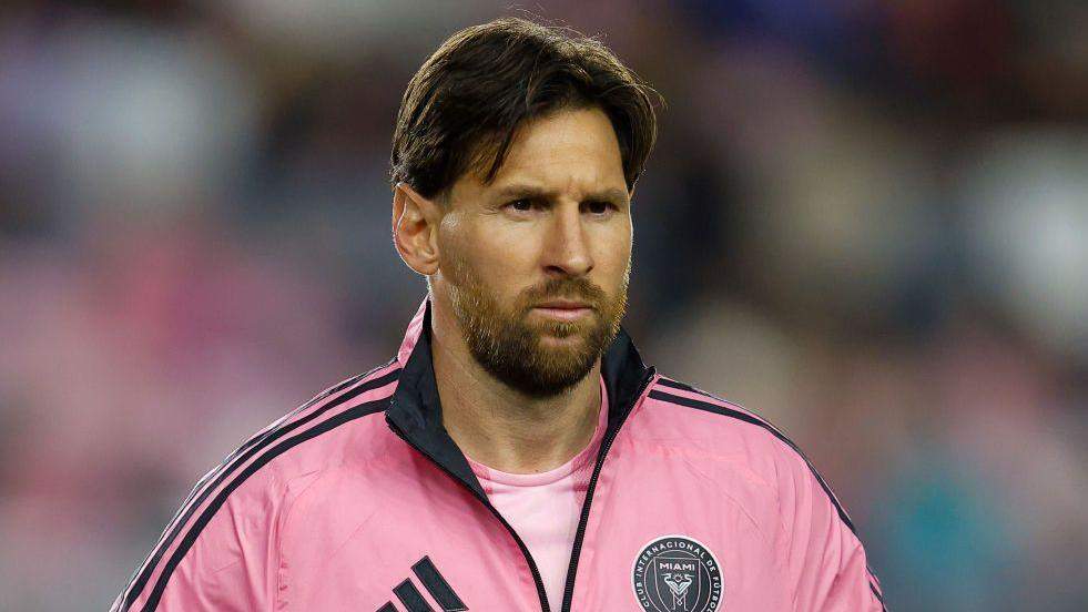 Messi atasının ölümündən sonra oyunu dayandırıb Messi atasının ölümündən sonra oyunu dayandırıb