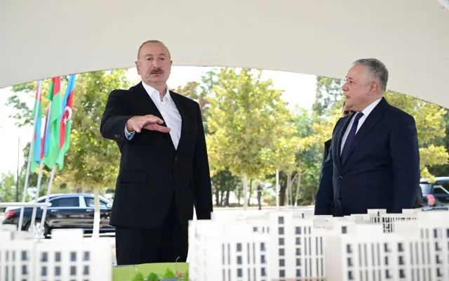 Prezident sosial evlər kompleksinin təməlini qoydu - FOTOLAR Prezident sosial evlər kompleksinin təməlini qoydu - FOTOLAR