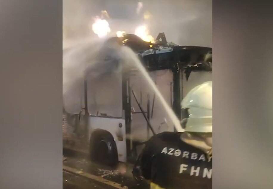 Bakıda avtobus yandı - Video Bakıda avtobus yandı - Video