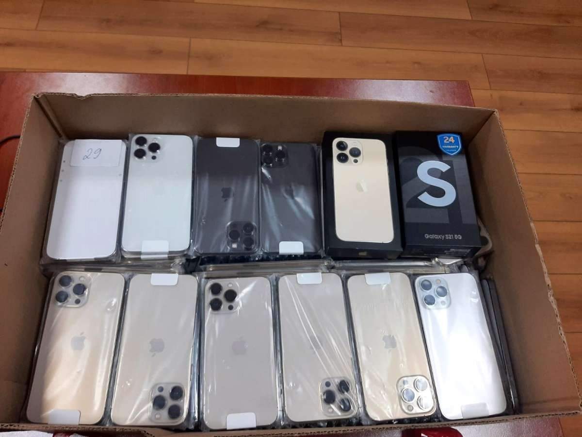 Azərbaycana 17 ədəd “iPhone” gətirmək istədi, saxlanıldı – FOTO Azərbaycana 17 ədəd “iPhone” gətirmək istədi, saxlanıldı – FOTO