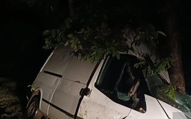 Tovuzda yük avtomobili elektrik dirəyinə çırpılıb, ölən var Tovuzda yük avtomobili elektrik dirəyinə çırpılıb, ölən var
