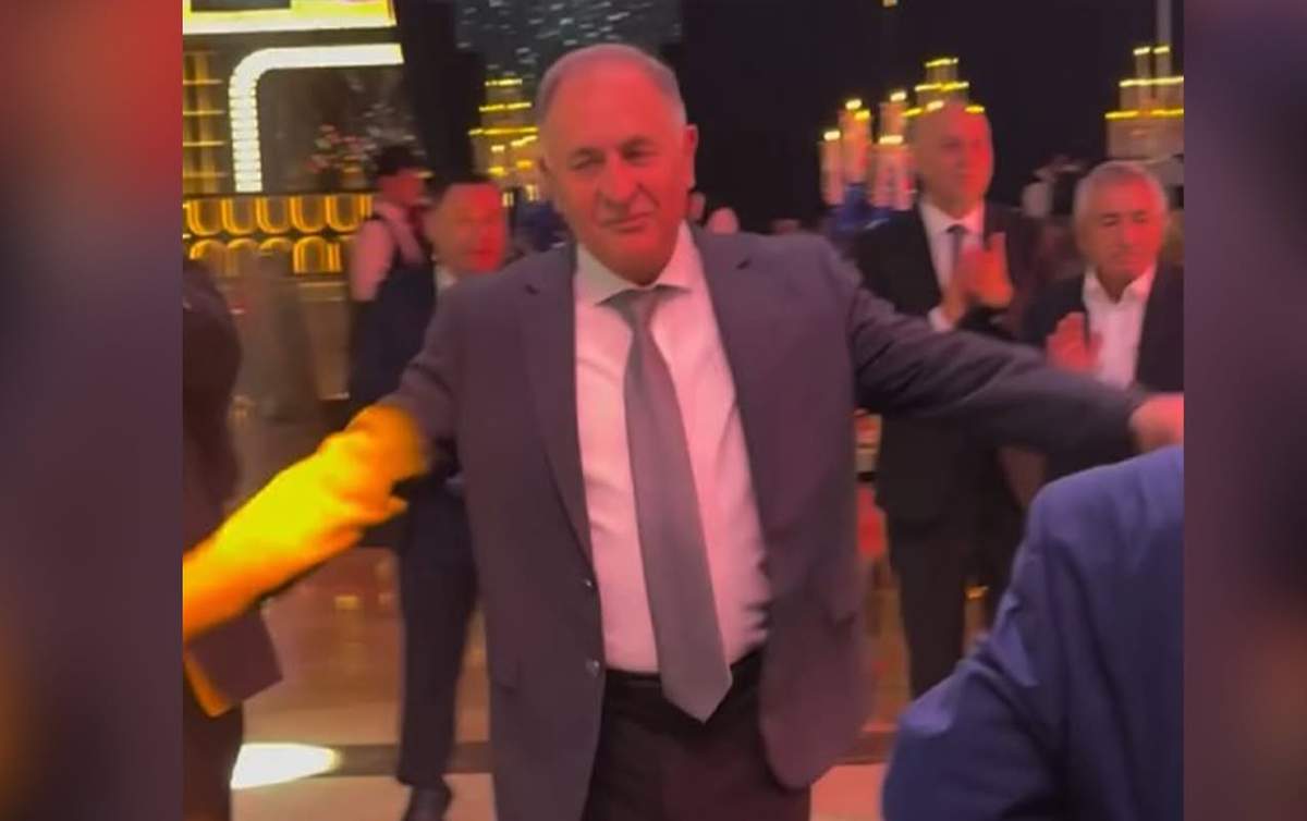 Generallar Şükür Həmidovun qızının toyunda rəqs etdilər - Video Generallar Şükür Həmidovun qızının toyunda rəqs etdilər - Video