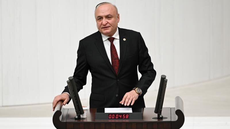 Türkiyəli deputat keçmiş partiyadaşı tərəfindən bıçaqlanıb Türkiyəli deputat keçmiş partiyadaşı tərəfindən bıçaqlanıb