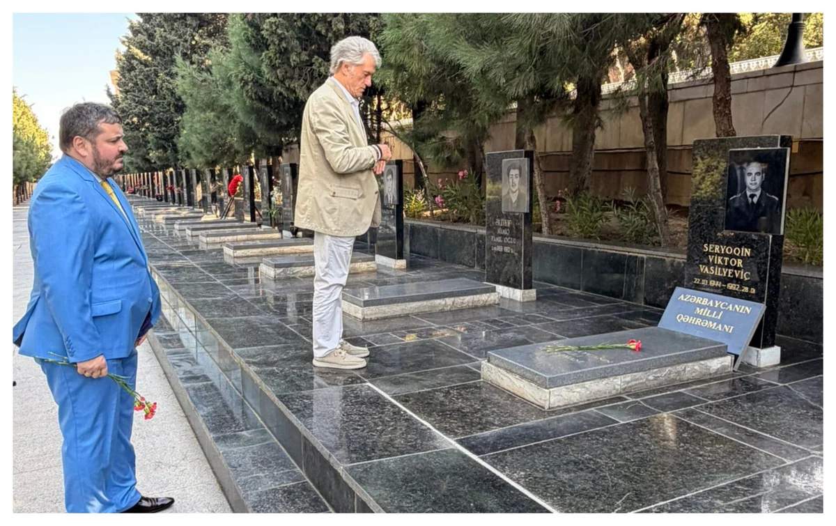 Viktor Yuşenko Şəhidlər xiyabanını ziyarət etdi Viktor Yuşenko Şəhidlər xiyabanını ziyarət etdi