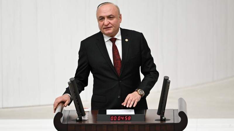 Türkiyəli deputat keçmiş partiyadaşı tərəfindən bıçaqlanıb Türkiyəli deputat keçmiş partiyadaşı tərəfindən bıçaqlanıb