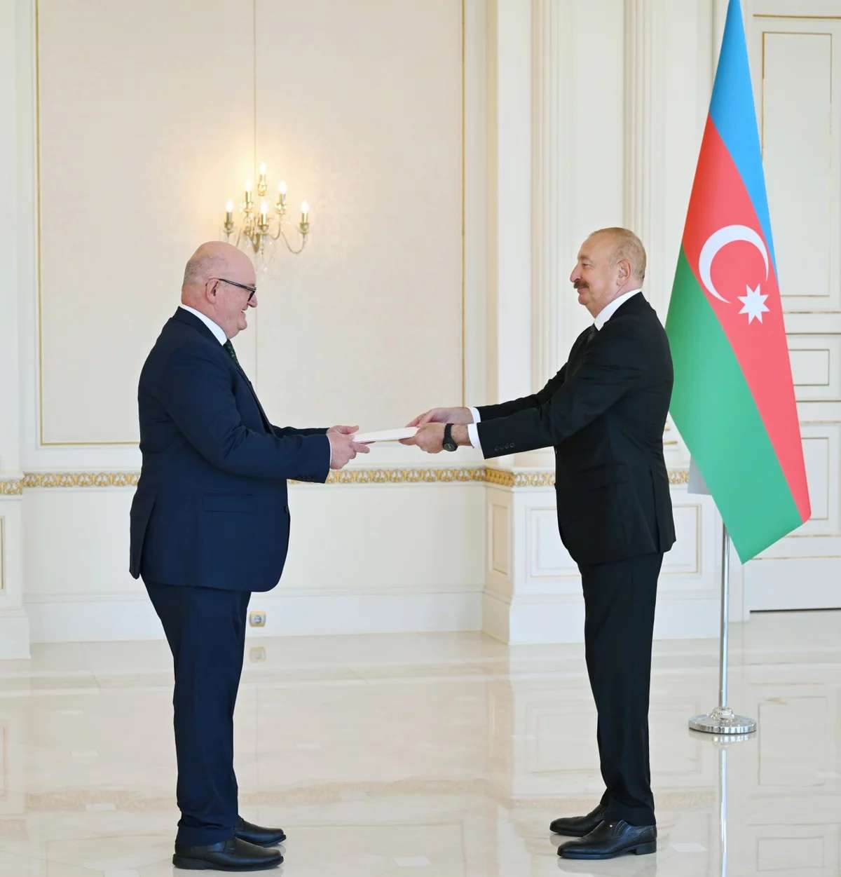 İlham Əliyev Böyük Britaniyanın səfirinin etimadnaməsini qəbul etdi - FOTO İlham Əliyev Böyük Britaniyanın səfirinin etimadnaməsini qəbul etdi - FOTO