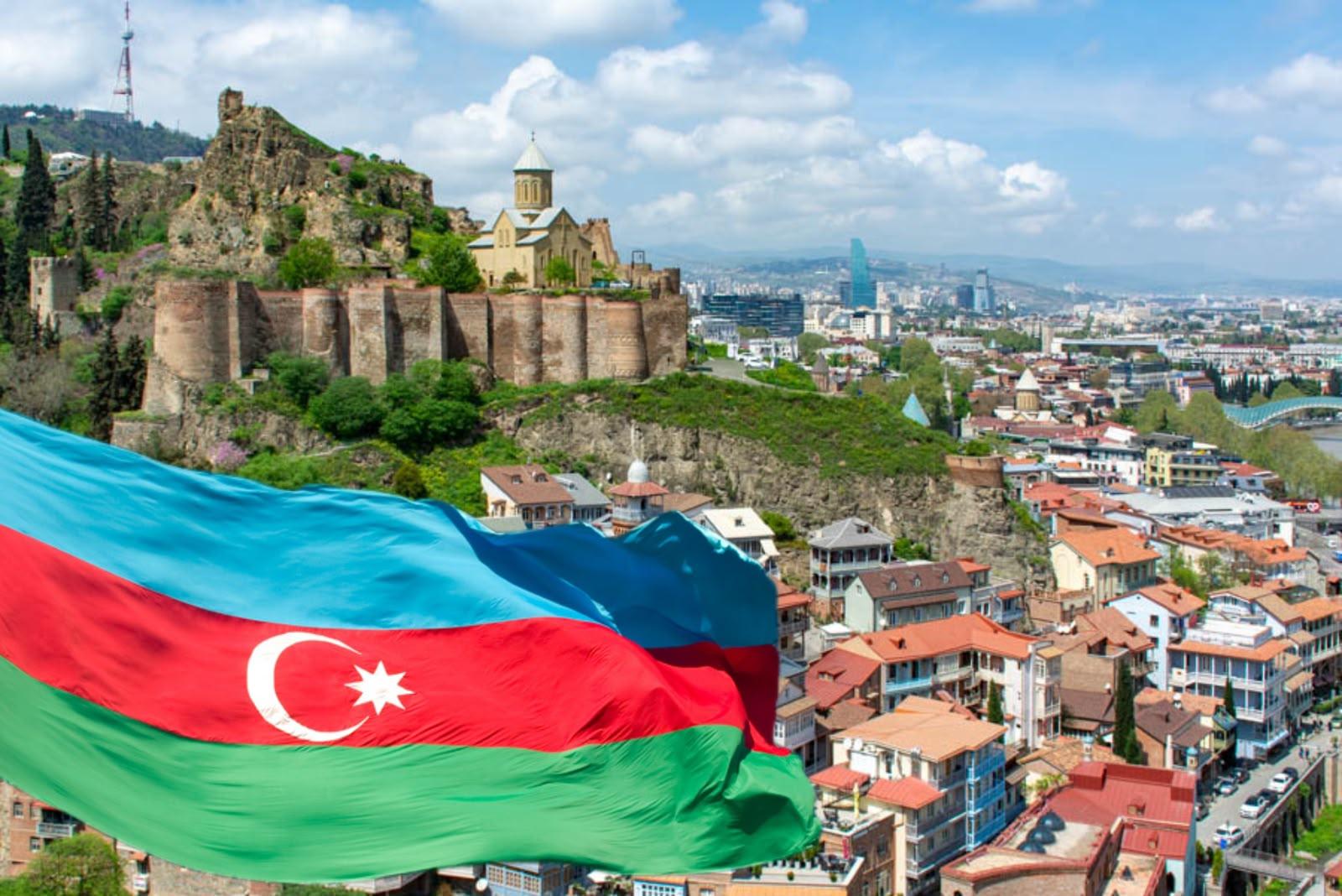 Bu ölkədə ikinci dil Azərbaycan dilidir