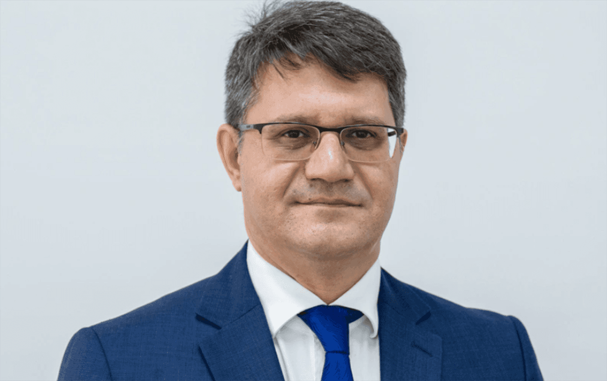 Nazir müşavirini işdən çıxardı Nazir müşavirini işdən çıxardı