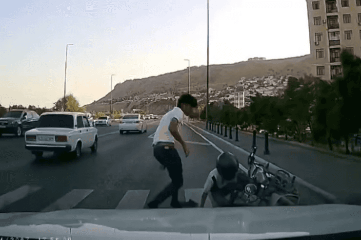 Bibiheybət yolunda qəza - Son anda həyatda qaldılar -Video Bibiheybət yolunda qəza - Son anda həyatda qaldılar -Video