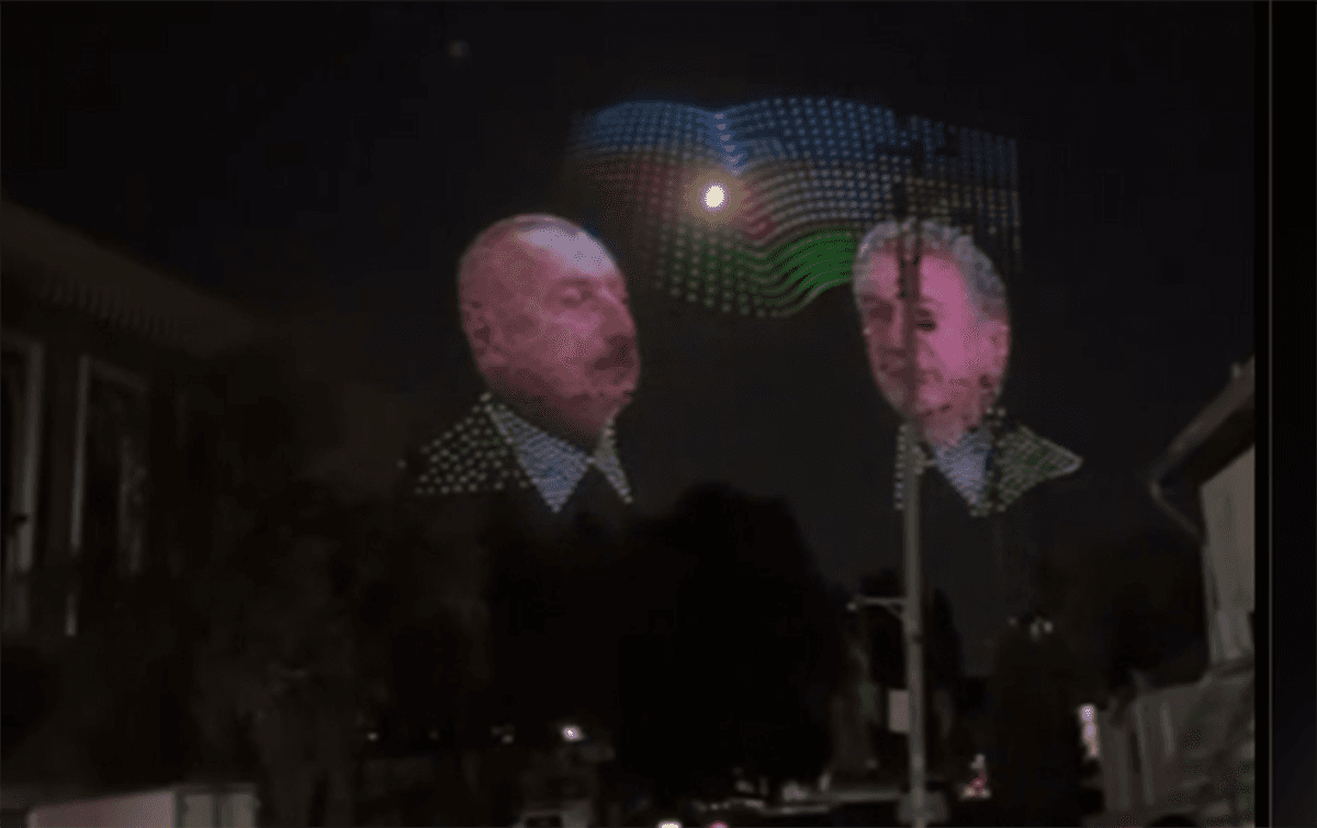 Prezidentin səfərindən öncə Daşkənddə möhtəşəm dron şou - Video Prezidentin səfərindən öncə Daşkənddə möhtəşəm dron şou - Video