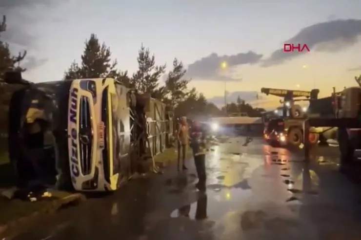 Türkiyədə avtobusla yanacaq tankeri toqquşdu Türkiyədə avtobusla yanacaq tankeri toqquşdu