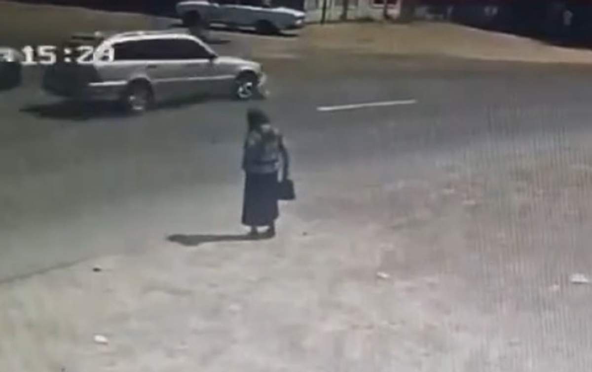 Anasının gözləri qarşısında maşın vurub öldürdü - VİDEO Anasının gözləri qarşısında maşın vurub öldürdü - VİDEO