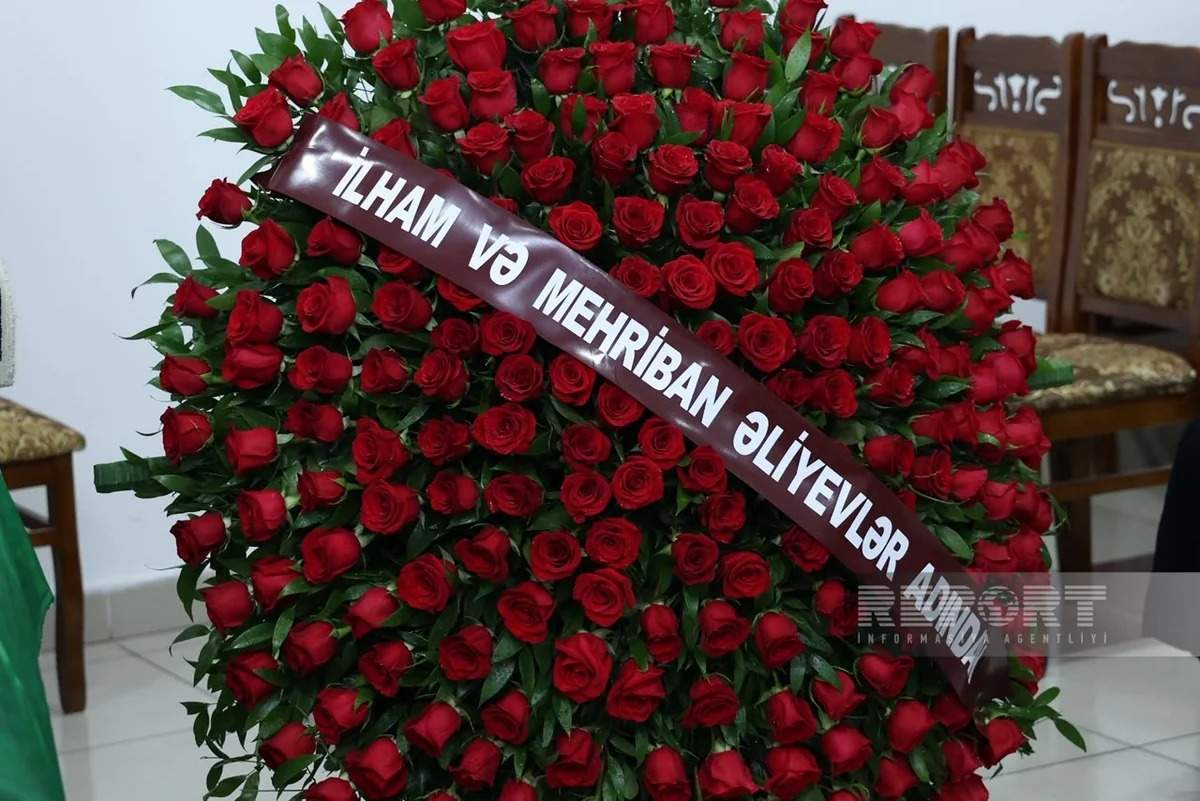 İlham Əliyev və Mehriban Əliyeva Xalq artisti Tofiq Bakıxanovun vida mərasiminə əklil göndərib İlham Əliyev və Mehriban Əliyeva Xalq artisti Tofiq Bakıxanovun vida mərasiminə əklil göndərib