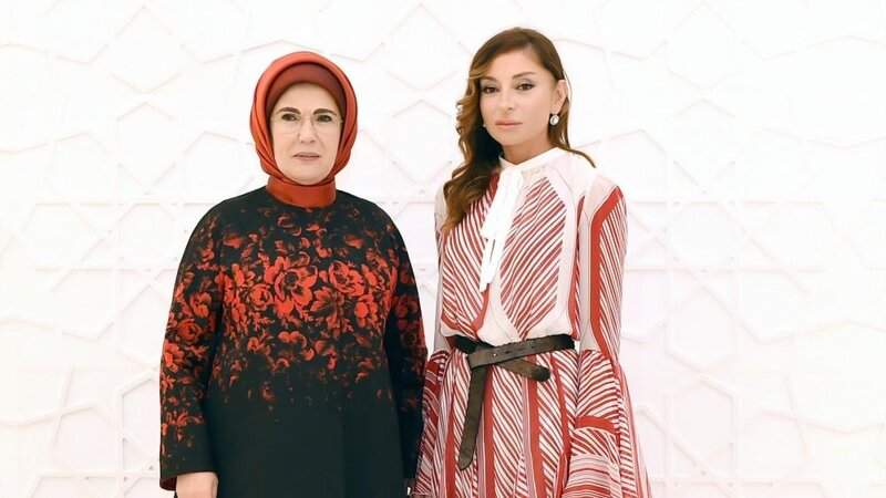 Əminə Ərdoğan Mehriban Əliyevanı təbrik etdi Əminə Ərdoğan Mehriban Əliyevanı təbrik etdi