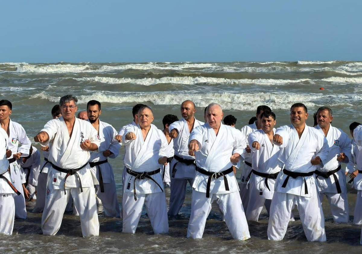 Deputat dəniz kənarında karate ilə məşğul oldu - FOTOLAR Deputat dəniz kənarında karate ilə məşğul oldu - FOTOLAR