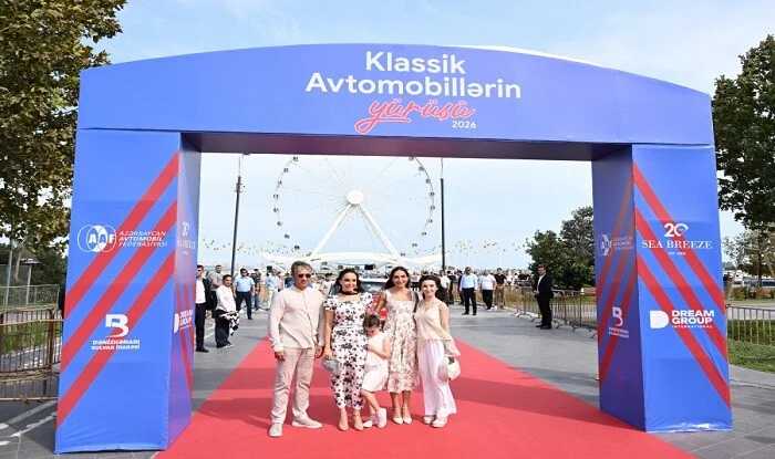Leyla və Arzu Əliyevalar klassik avtomobillərin yürüşünü izlədi Leyla və Arzu Əliyevalar klassik avtomobillərin yürüşünü izlədi