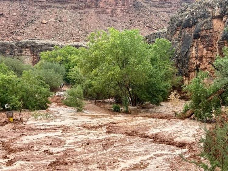 Böyük Kanyonda dəhşətli daşqın: 20-dən çox insan itkin düşdü