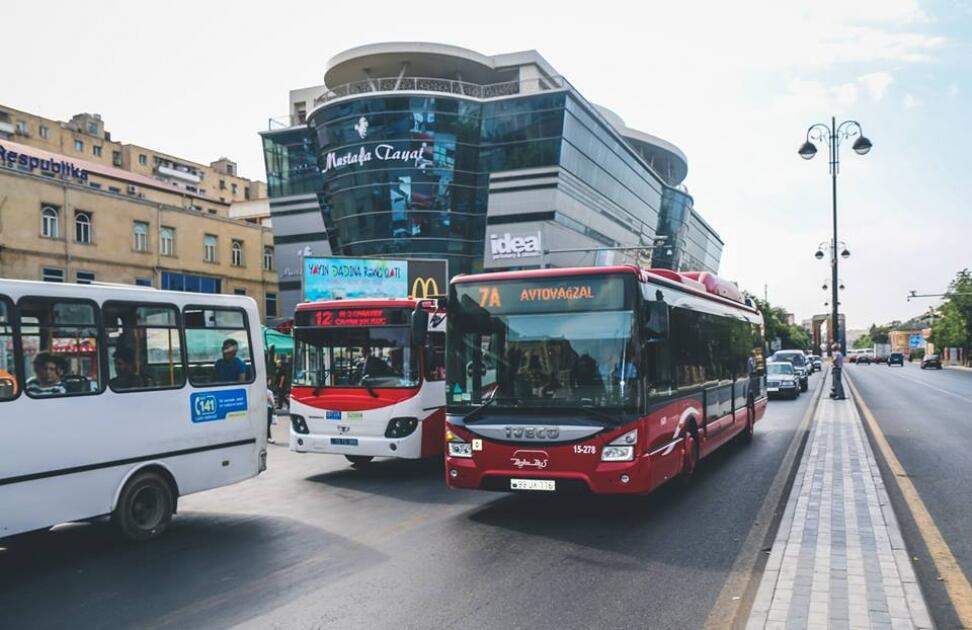 Bakıda sürücü sərnişinlərə küsdü, avtobusu sürməkdən imtina etdi - VİDEO Bakıda sürücü sərnişinlərə küsdü, avtobusu sürməkdən imtina etdi - VİDEO