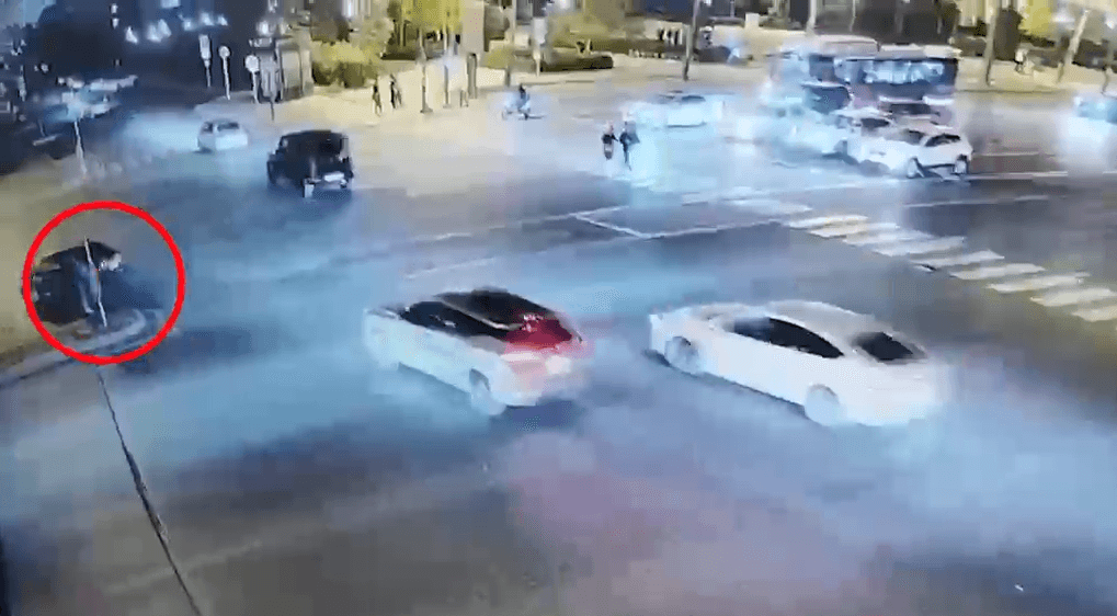 Bakıda azyaşlıların təhlükəli hərəkətləri: Qırmızı işıqda keçdilər, əks yola çıxdılar - VİDEO