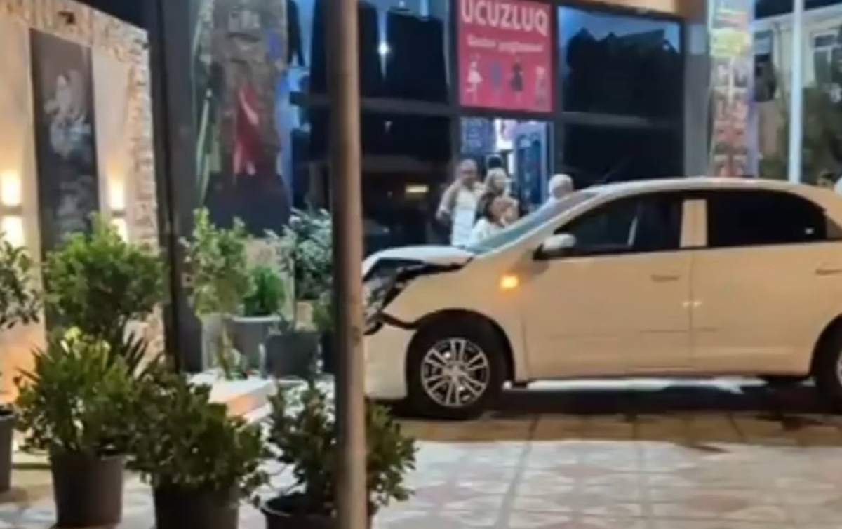Minik avtomobili şəhid abidəsinə çırpıldı Minik avtomobili şəhid abidəsinə çırpıldı