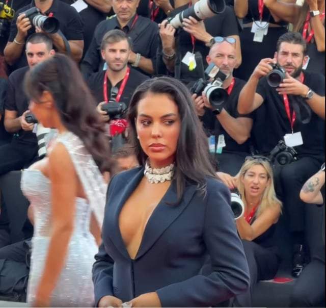 Ronaldonun yoldaşını çəkən fotoqraflar gündəm oldu Ronaldonun yoldaşını çəkən fotoqraflar gündəm oldu