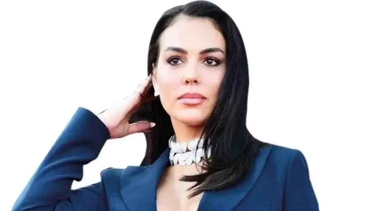 Ronaldunun həyat yoldaşı dəbdəbəli görünüşü ilə göz qamaşdırdı Ronaldunun həyat yoldaşı dəbdəbəli görünüşü ilə göz qamaşdırdı