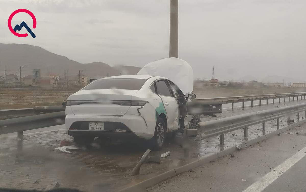 “BYD” arakəsməni dağıdıb işıq dirəyinə çırpıldı - FOTOLAR “BYD” arakəsməni dağıdıb işıq dirəyinə çırpıldı - FOTOLAR