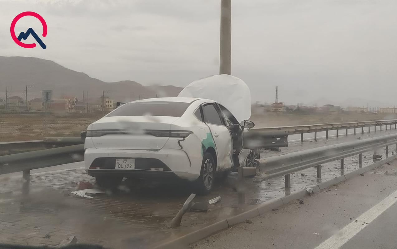 “BYD” arakəsməni dağıdıb işıq dirəyinə çırpıldı - FOTOLAR