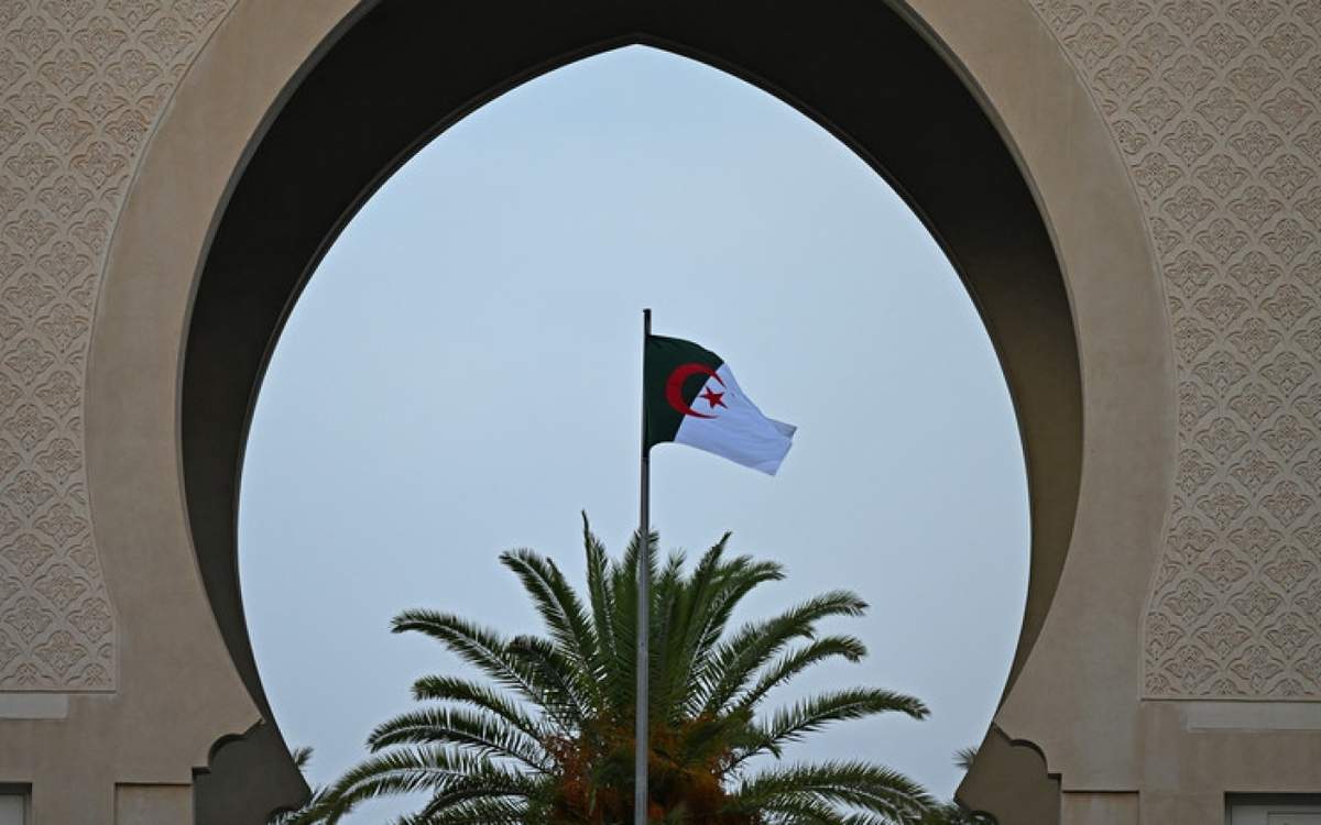 Əlcəzair BƏƏ ilə diplomatik əlaqələri kəsdi Əlcəzair BƏƏ ilə diplomatik əlaqələri kəsdi