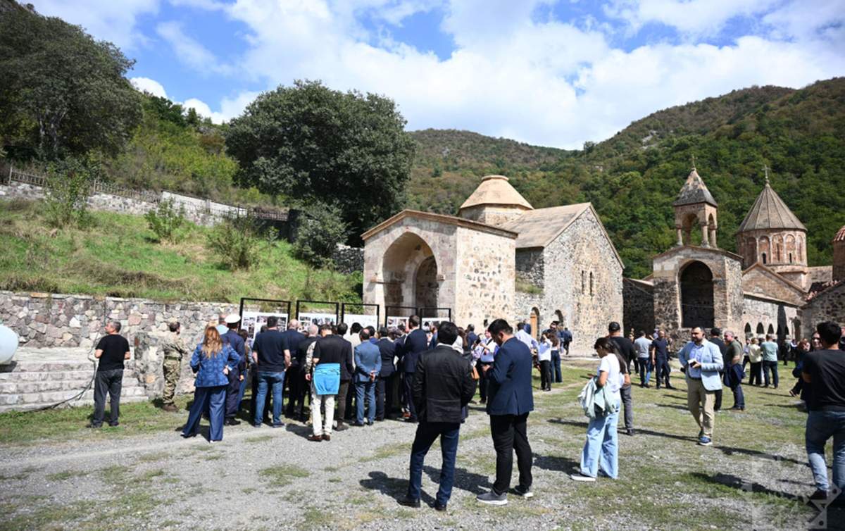 Diplomatlar Xudavəng monastır kompleksində - FOTOLAR Diplomatlar Xudavəng monastır kompleksində - FOTOLAR