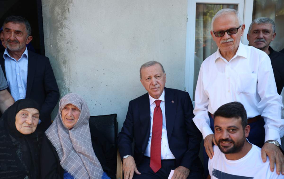 Anadan olduğu Rizəyə gedib qonşuları ilə görüşdü - Fotolar Anadan olduğu Rizəyə gedib qonşuları ilə görüşdü - Fotolar