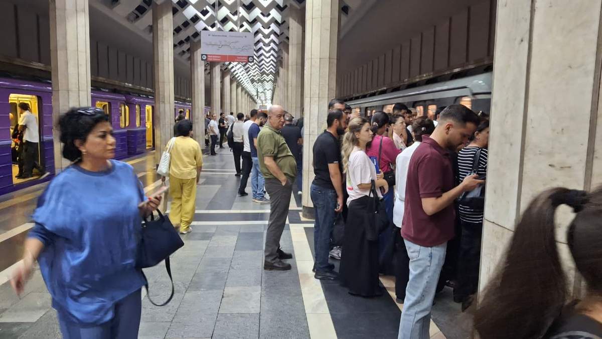 Bakı metrosunda hərəkət dayandı - GÖRÜNTÜLƏR Bakı metrosunda hərəkət dayandı - GÖRÜNTÜLƏR